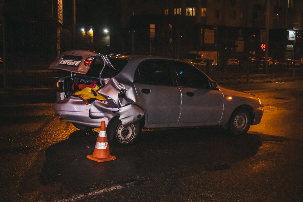 По адресу улица Борщаговская, 193 автомобиль Skoda Fabia «догнал» Daewoo Lanos с ребенком в салоне