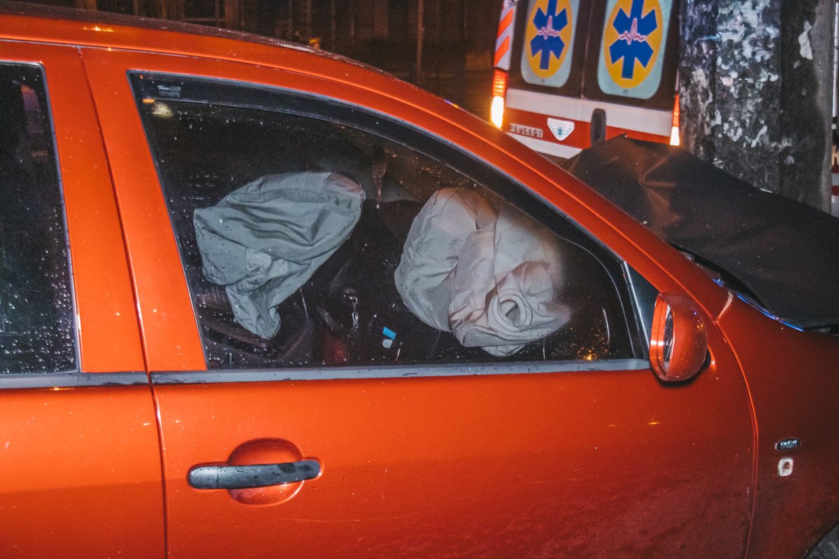 От удара Lanos отлетел на несколько десятков метров вперед, а Fabia вынесло на обочину, где она влетела в электроопору