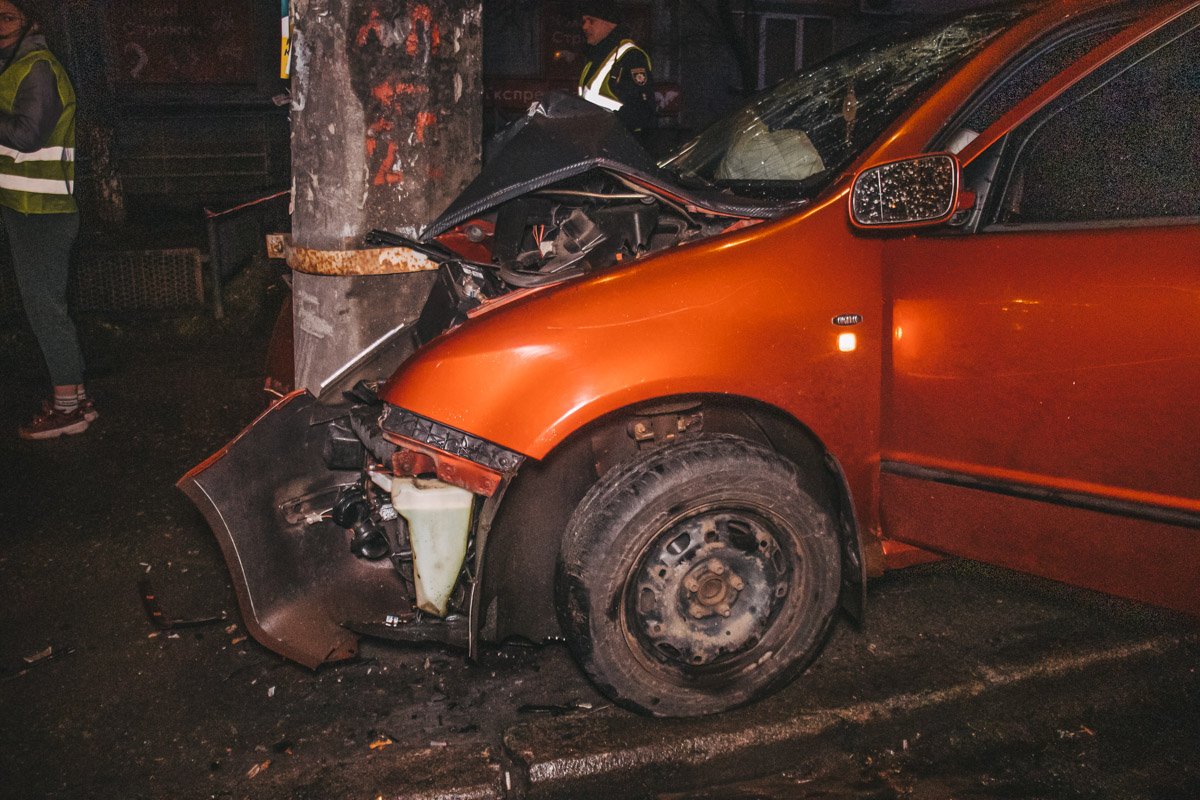 По предварительной информации, в результате аварии водитель Skoda получил открытый перелом ноги