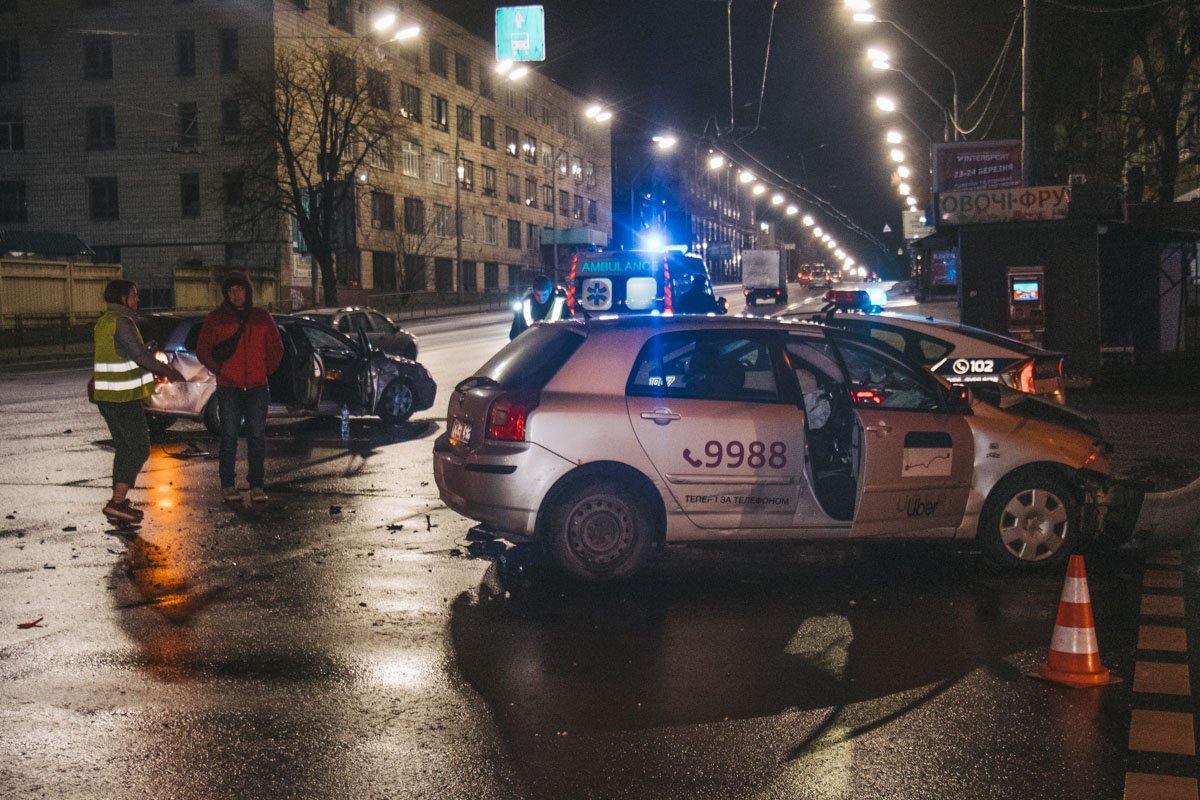 В воскресенье, 17 марта, в Киеве произошла авария с участием двух машин