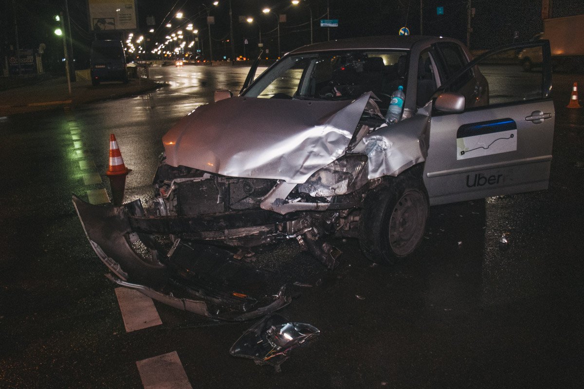 Toyota службы такси Uber двигалась по улице Телиги на высокой скорости и, проезжая на красный свет на перекрестке с улицей Дорогожицкой, влетела в Chevrolet Lacceti