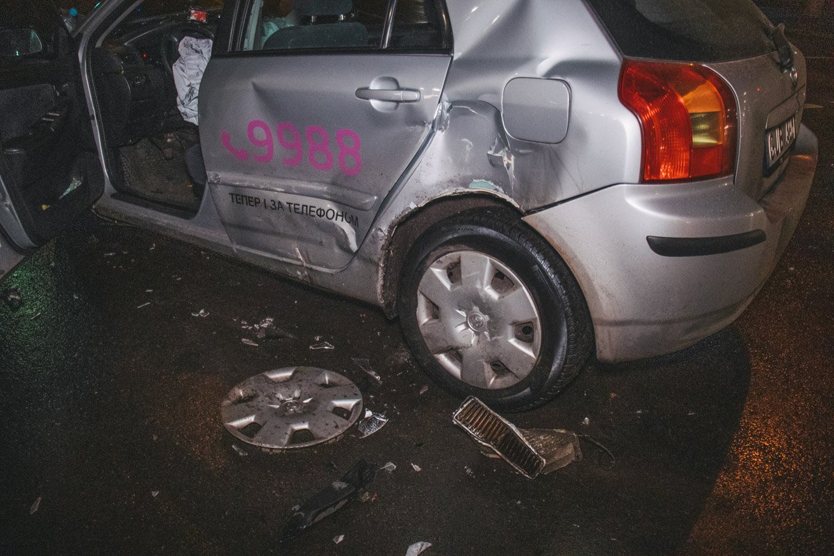 По словам пассажира «японца», таксист ехал по улице Елены Телиги со скоростью более 90 километров в час и пролетел на «красный»