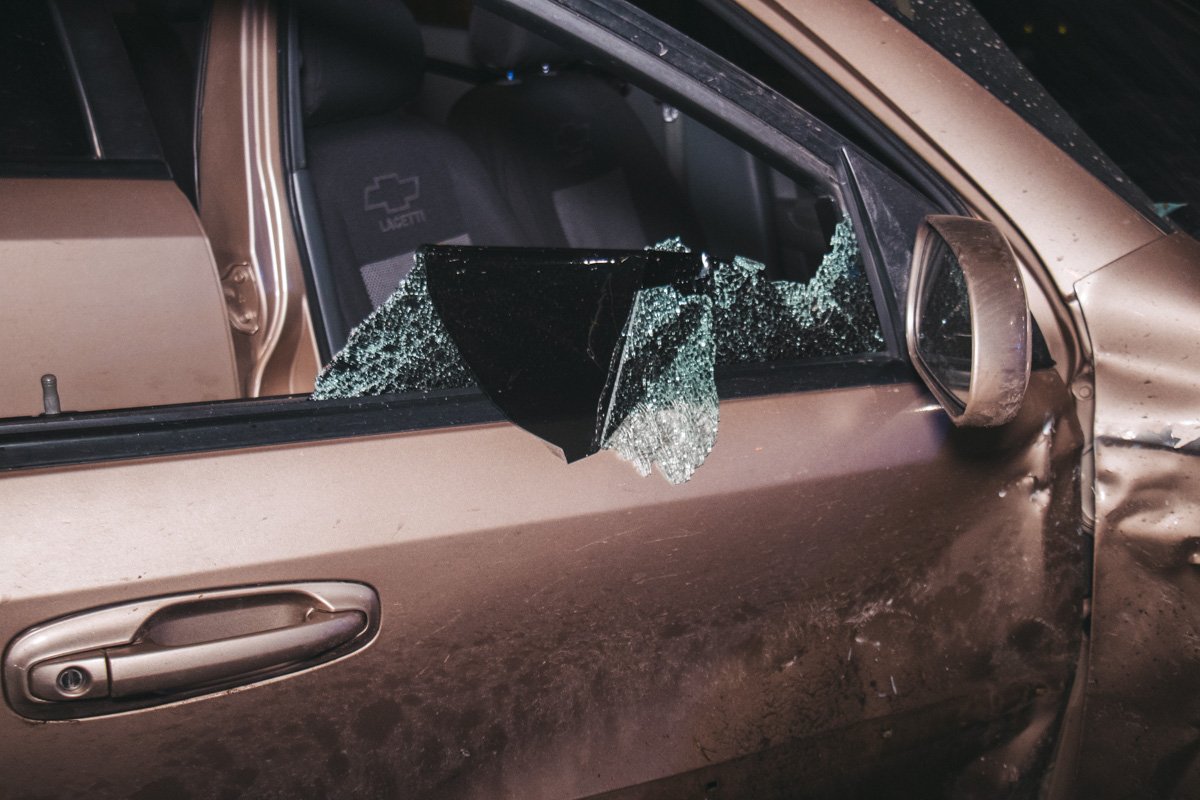 На перекрестке Toyota столкнулась с Chevrolet, которая двигалась по Дорогожицкой по направлению в сторону улицы Рижской