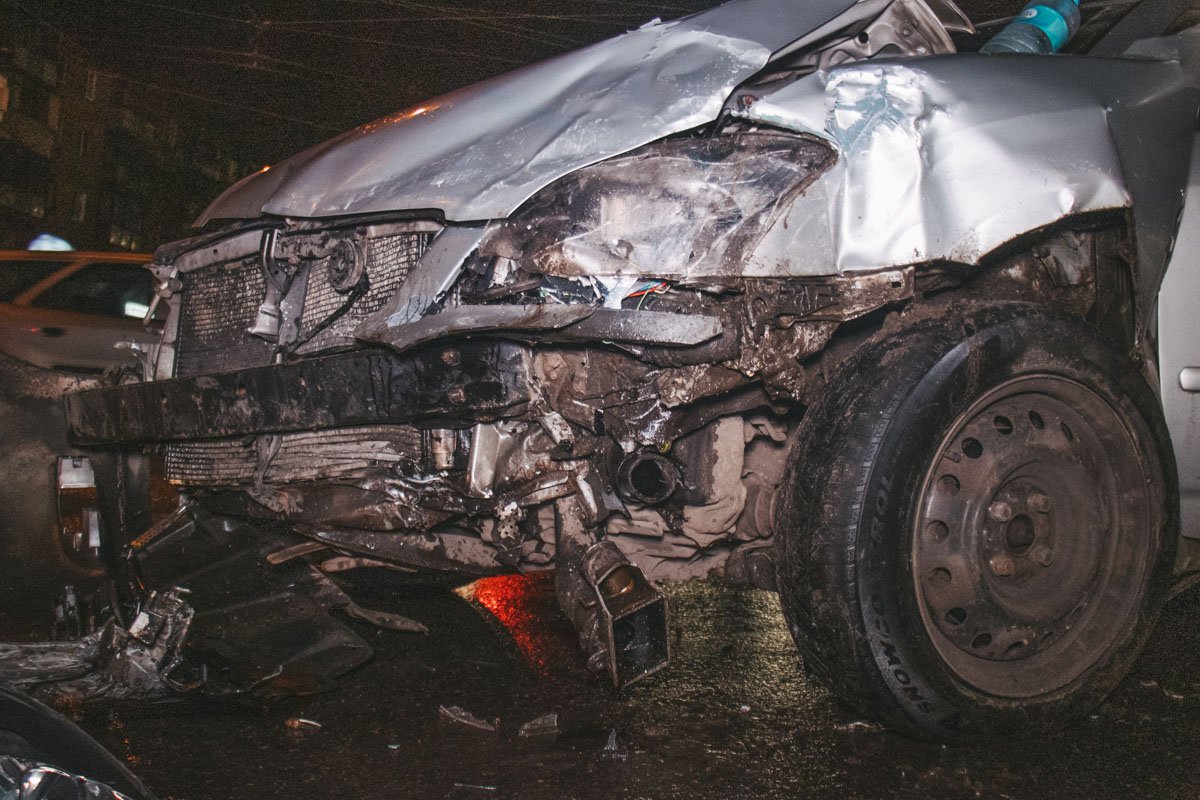 Автомобиль службы Uber врезался в боковую часть Lacceti, в салоне которой находились пять человек, включая водителя