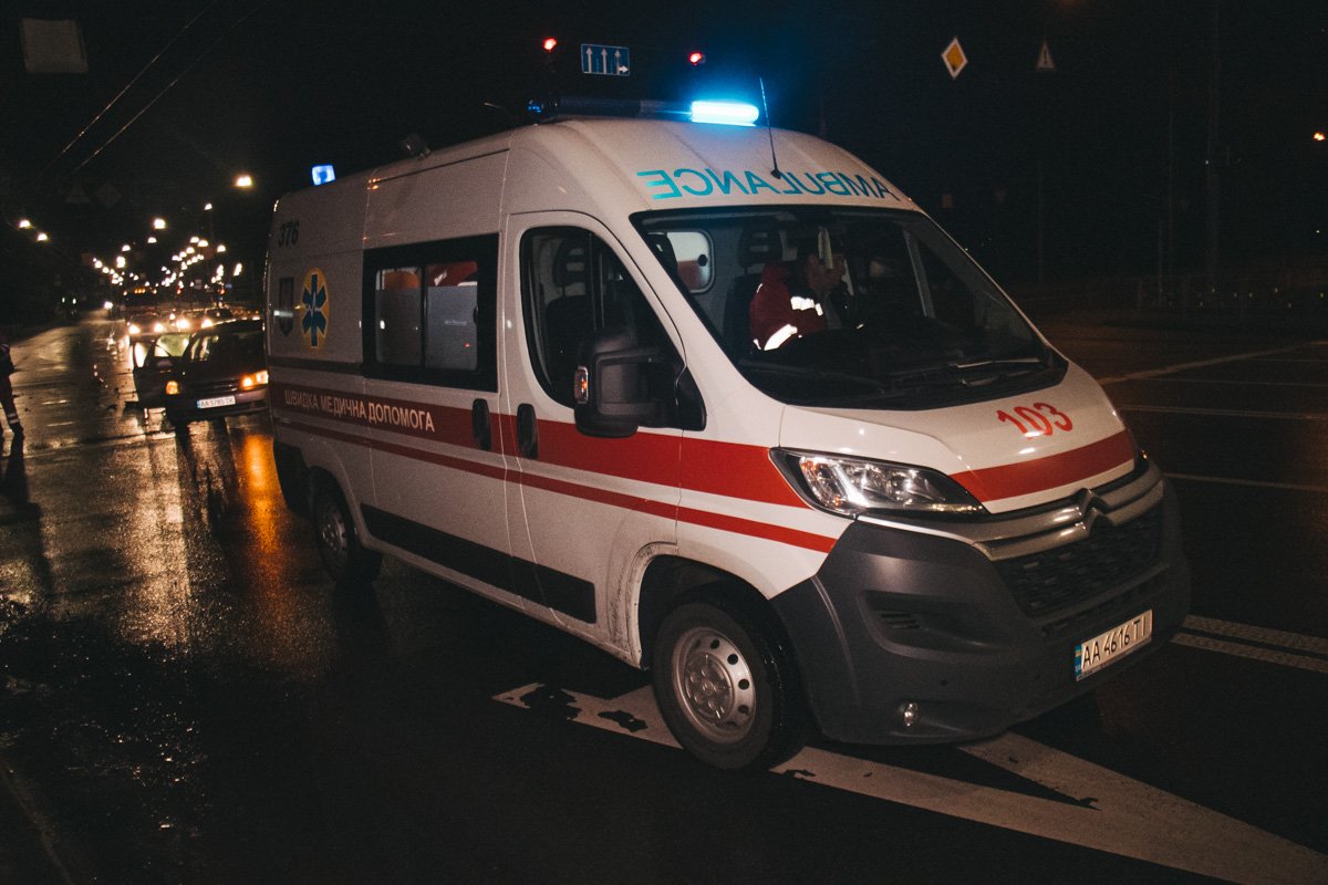 В Chevrolet пострадали трое пассажиров: две девушки и парень, а в Toyota - клиент службы такси