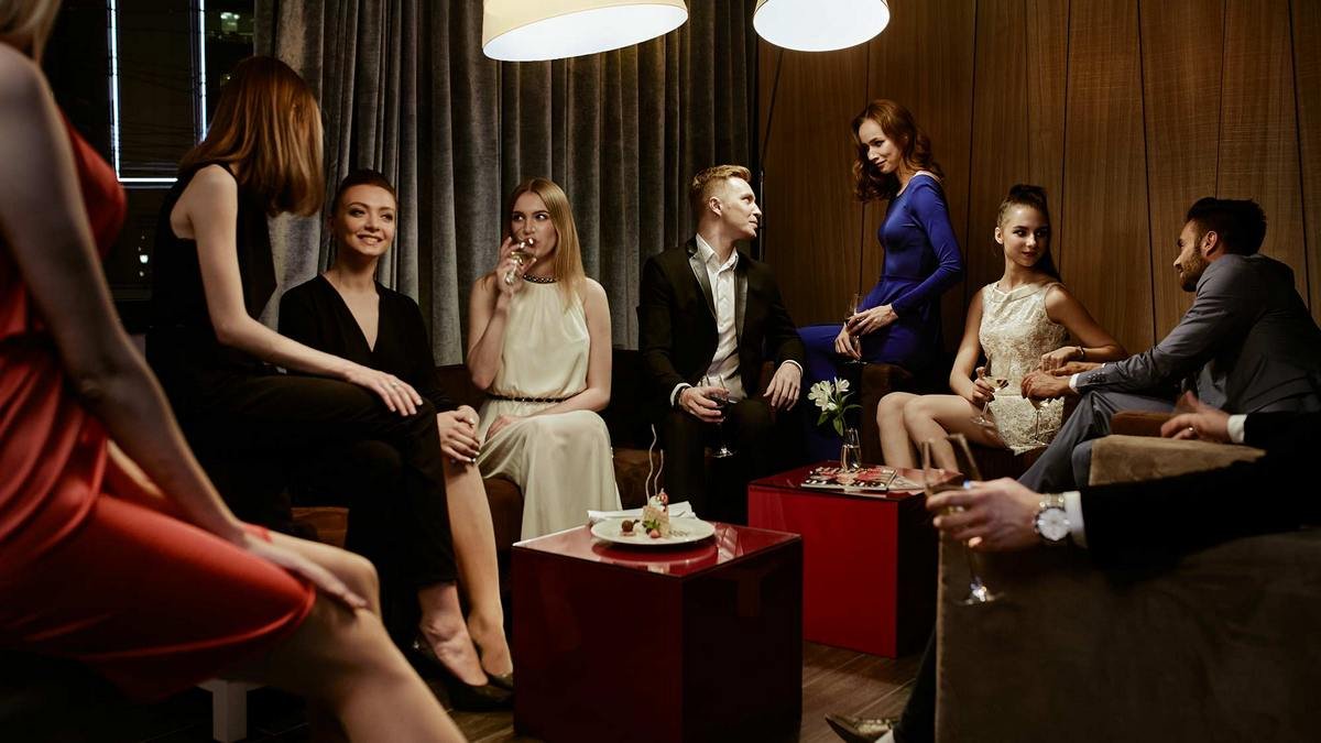 В каждой девушке есть и роковая красотка, и скромница девочка и коварная ведьма