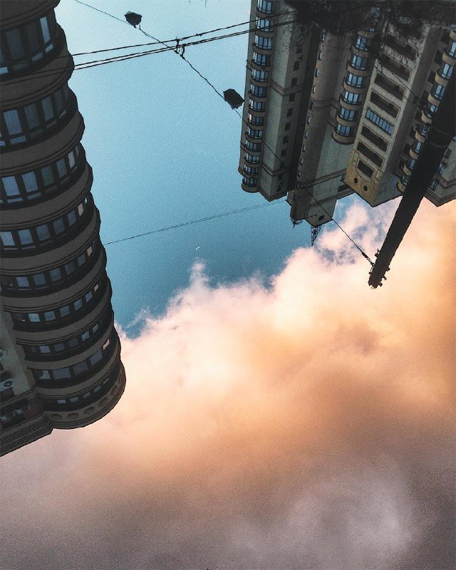 Розовые облака, как одеяло, укрывают столицу. Фото: @anastasiazi