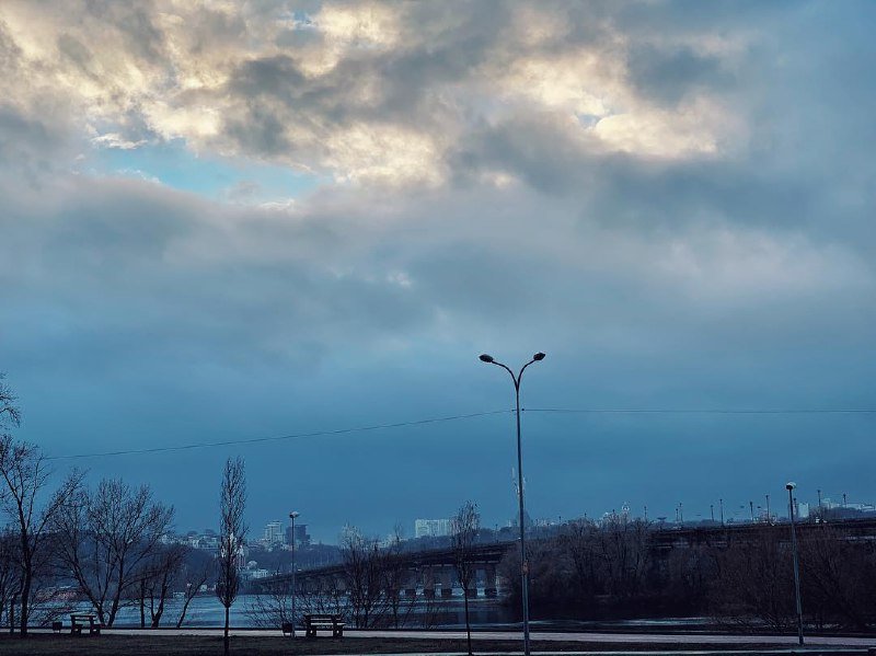 Вот так выглядит борьба, борьба солнца и дождя. Фото: @yegorlitsov