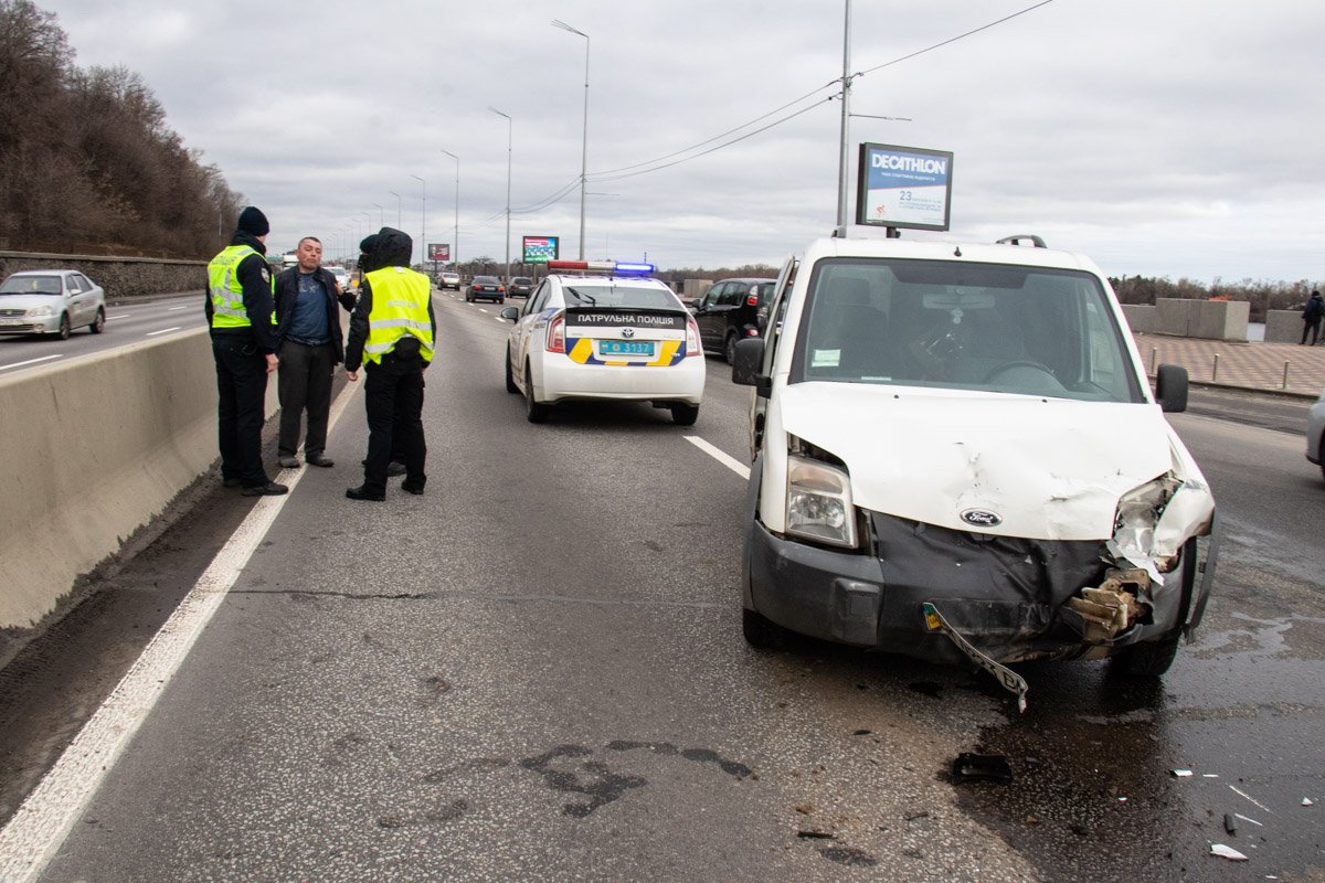 17 марта в Киеве на Набережном шоссе между мостом Метро и Пешеходным произошло ДТП с пострадавшими 17 марта в Киеве на Набережном шоссе между мостом Метро и Пешеходным произошло ДТП с пострадавшими