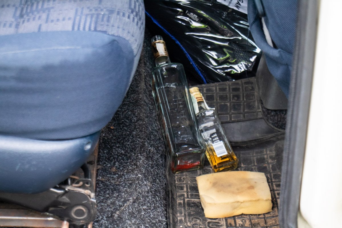 В момент приезда полицейских, мужчина распивал спиртные напитки на заднем сидении В момент приезда полицейских, мужчина распивал спиртные напитки на заднем сидении