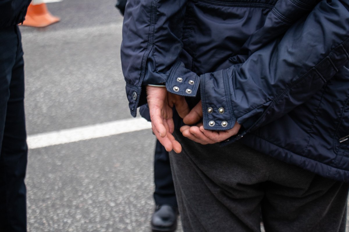 Водитель Ford оказывал сопротивление и на него надели наручники Водитель Ford оказывал сопротивление и на него надели наручники