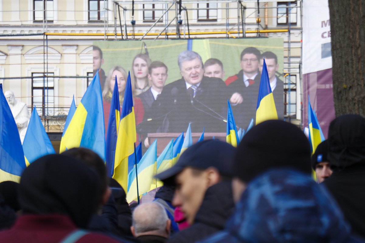 С 9:00 на Михайловской площади оборудовали сцену, а в 12:00 к народу вышел Петр Порошенко С 9:00 на Михайловской площади оборудовали сцену, а в 12:00 к народу вышел Петр Порошенко