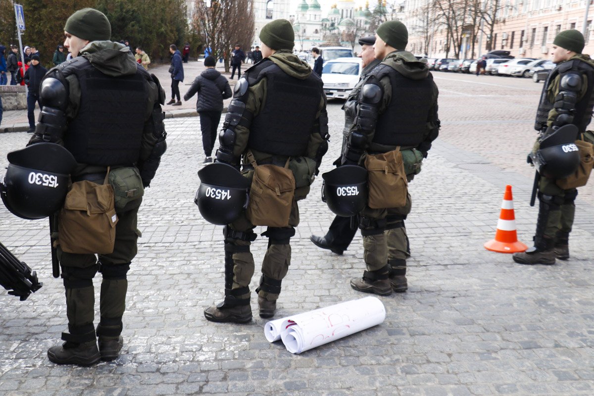 Наши корреспонденты стали свидетелями того, как у людей отбирали плакаты на входе Наши корреспонденты стали свидетелями того, как у людей отбирали плакаты на входе