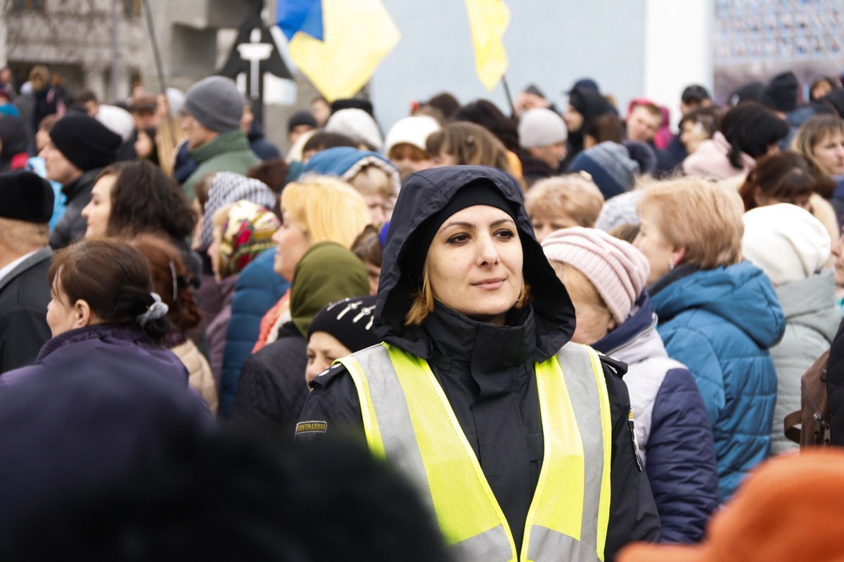 В толпе также ходила полиция диалога В толпе также ходила полиция диалога