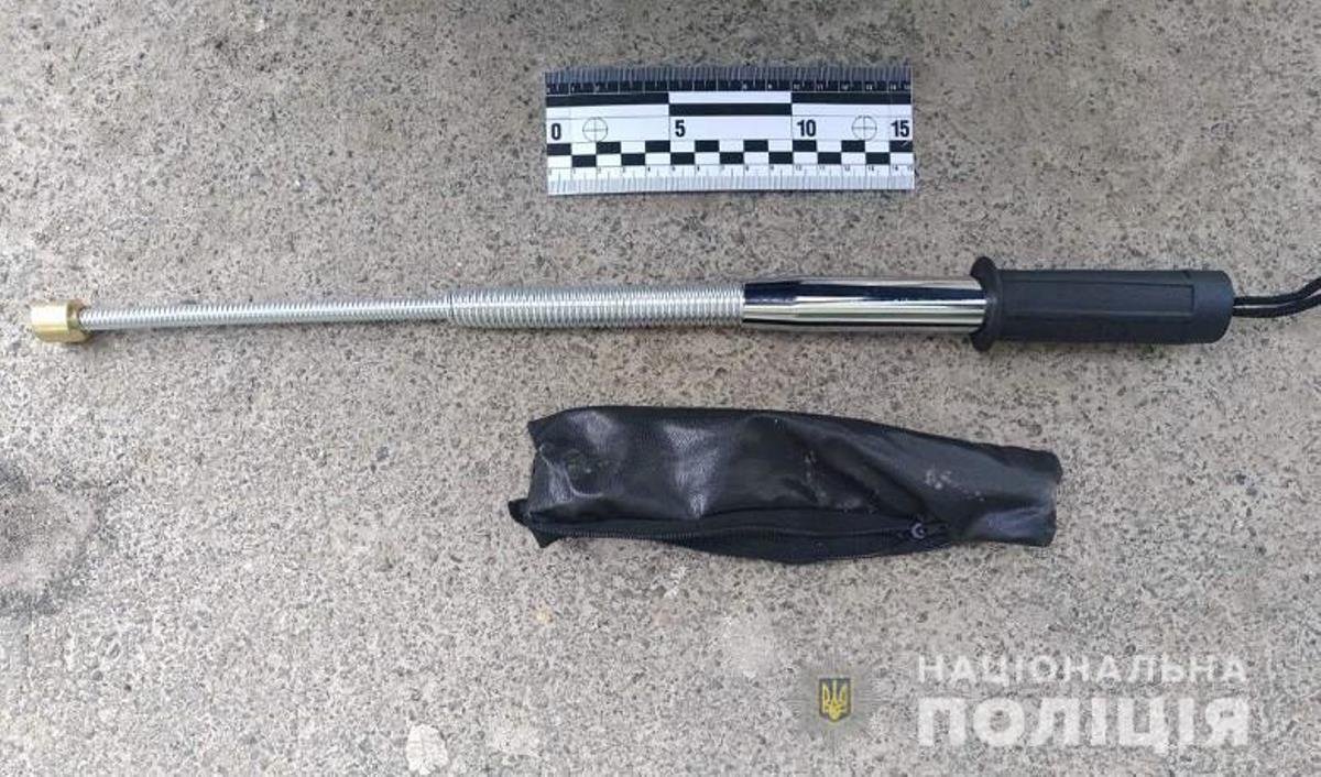 Во время поверхностной проверки у одного человека изъяли телескопическую палку