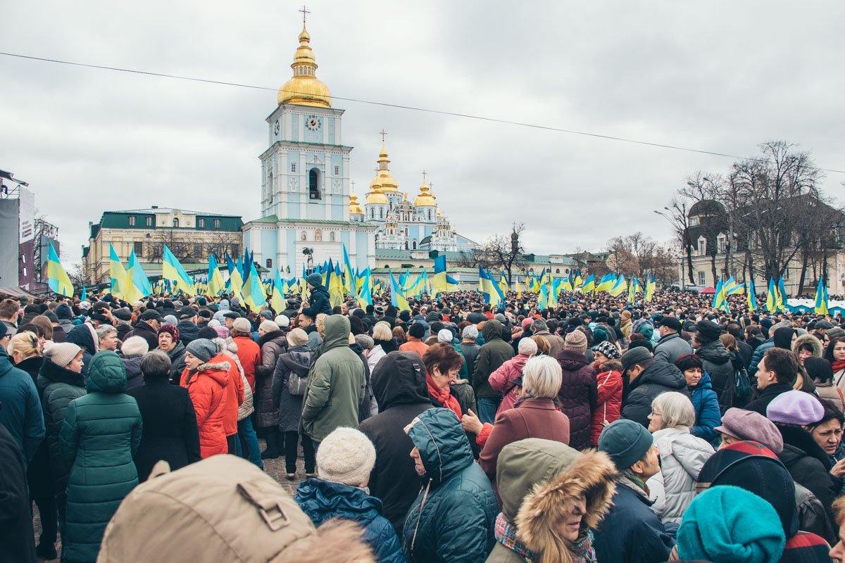 На Михайловскую площадь с самого утра начали сходиться люди На Михайловскую площадь с самого утра начали сходиться люди