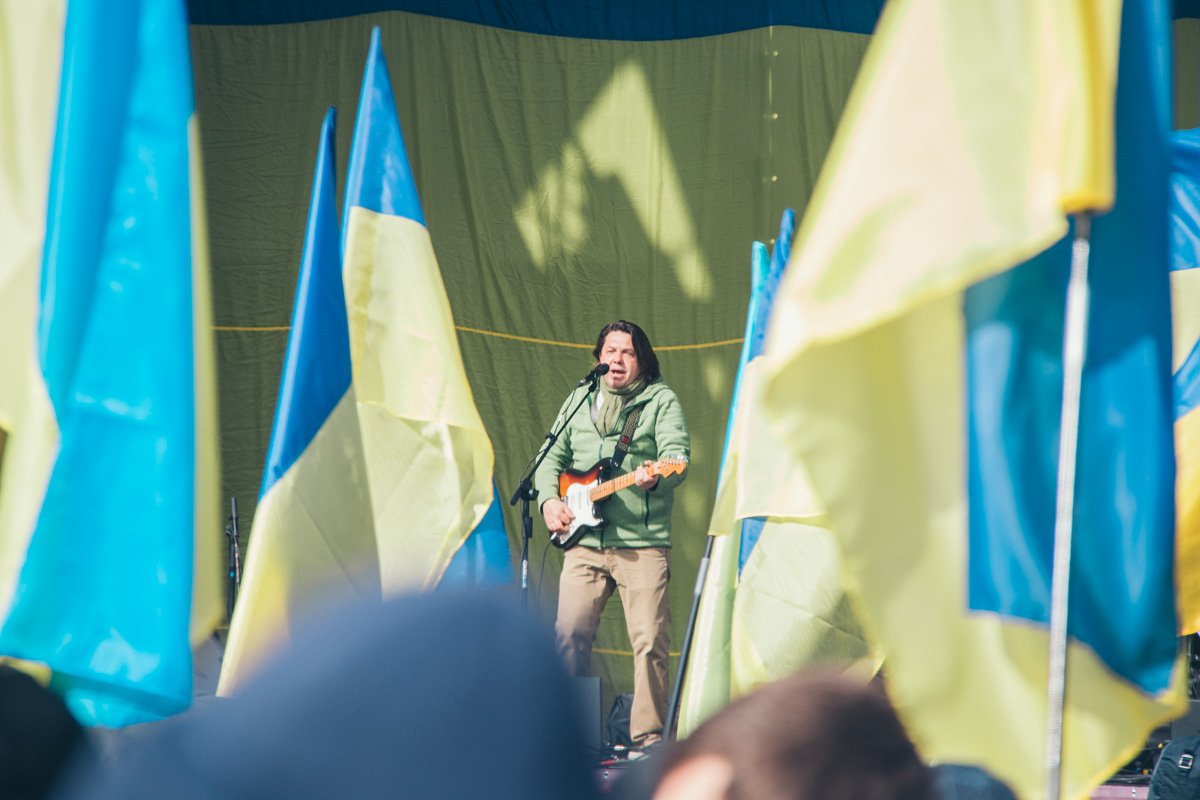 Музыкант Тарас Чубай разогревает публику Музыкант Тарас Чубай разогревает публику