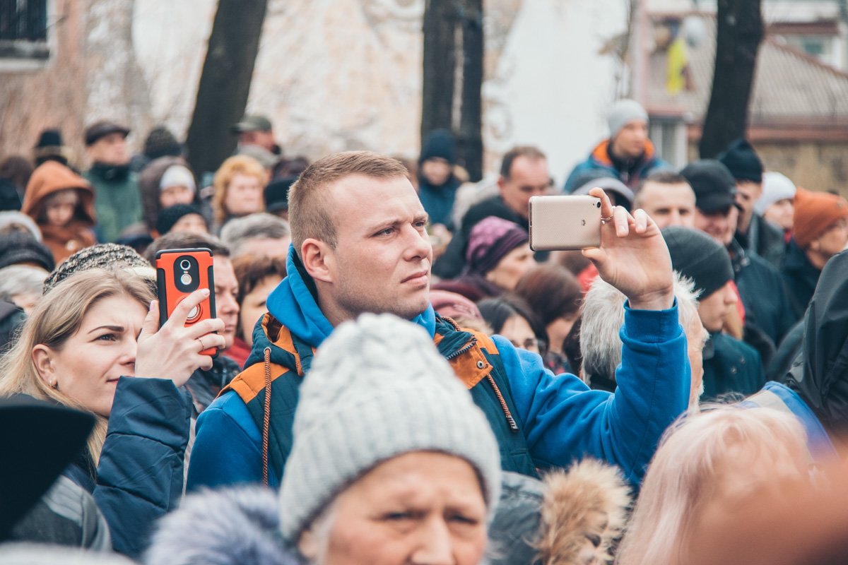 Некоторые начали снимать речь президента на телефон Некоторые начали снимать речь президента на телефон