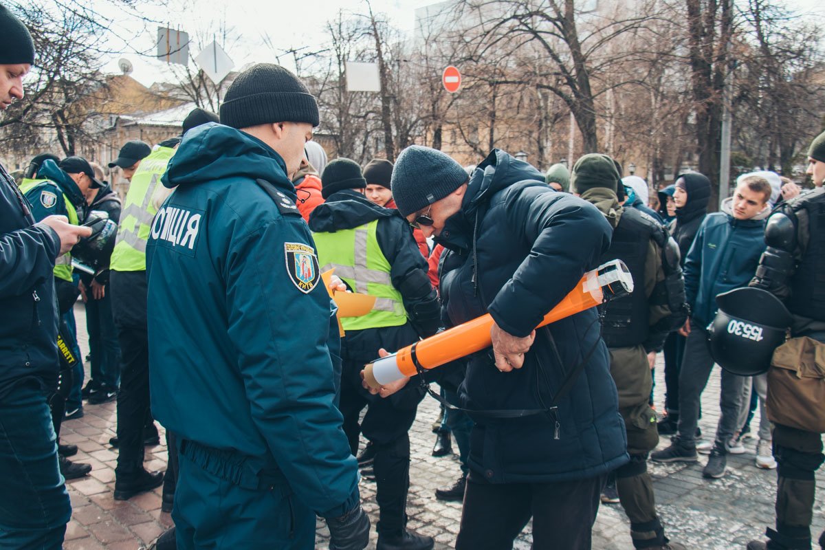 Несколько активистов пришли с плакатами Несколько активистов пришли с плакатами