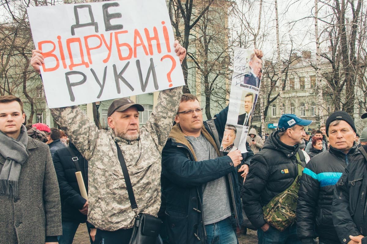 Вокруг противников президента постоянно вспыхивали словесные перепалки и толкотня Вокруг противников президента постоянно вспыхивали словесные перепалки и толкотня