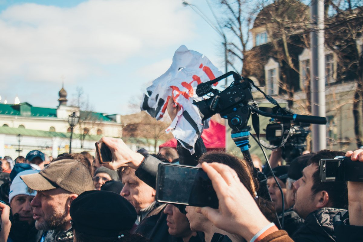 Под конец мероприятия неизвестные разорвали пикетчикам плакаты Под конец мероприятия неизвестные разорвали пикетчикам плакаты