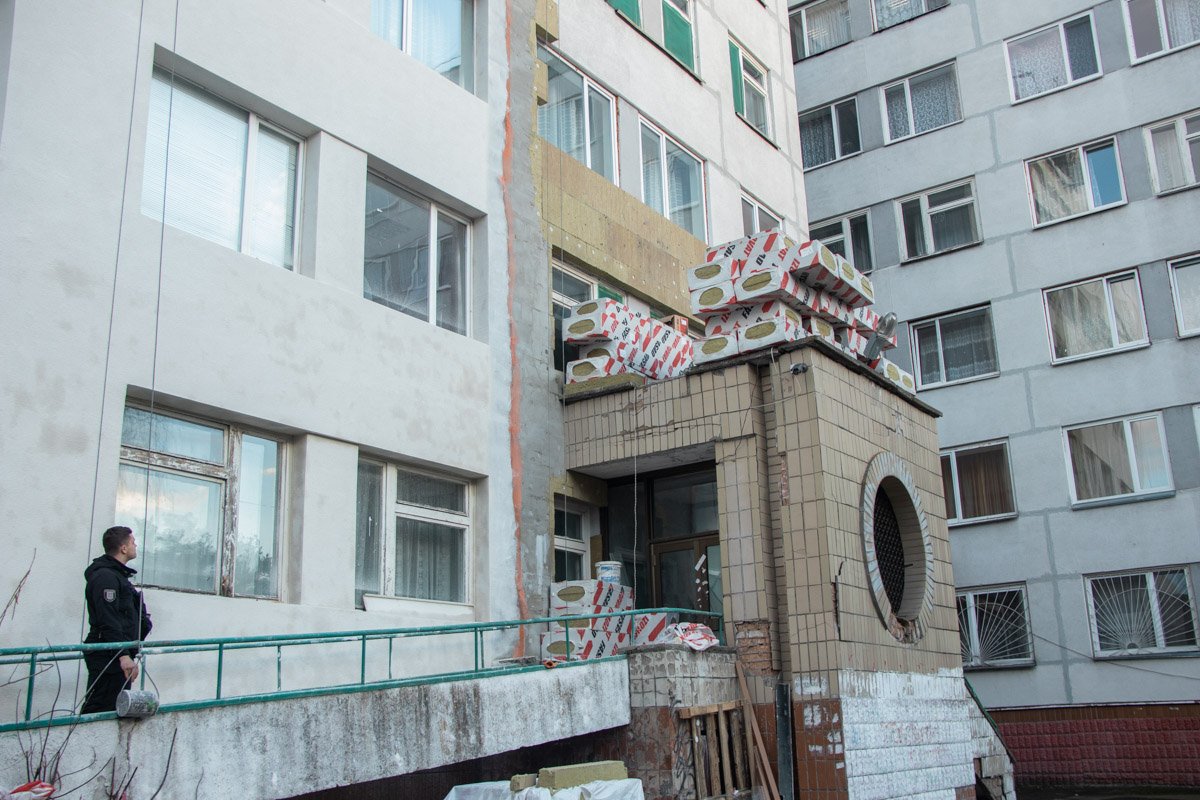 Один из рабочих, которые утепляли фасад здания, выпал из строительной люльки