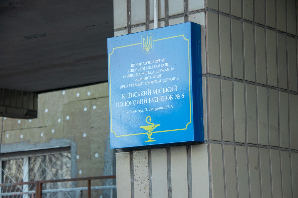 Один из рабочих по неосторожности выпал из строительного лифта и упал на парапет