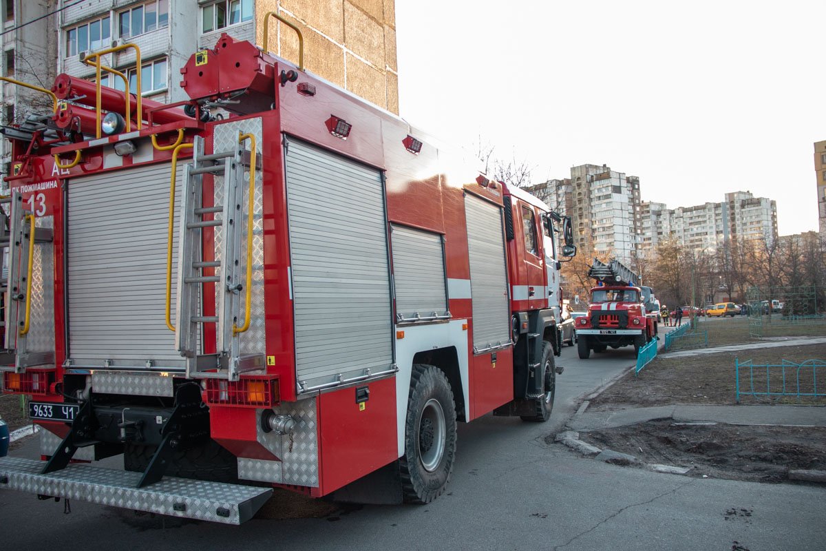 В жилом 16-этажном доме по адресу улица Драйзера, 9 произошло возгорание