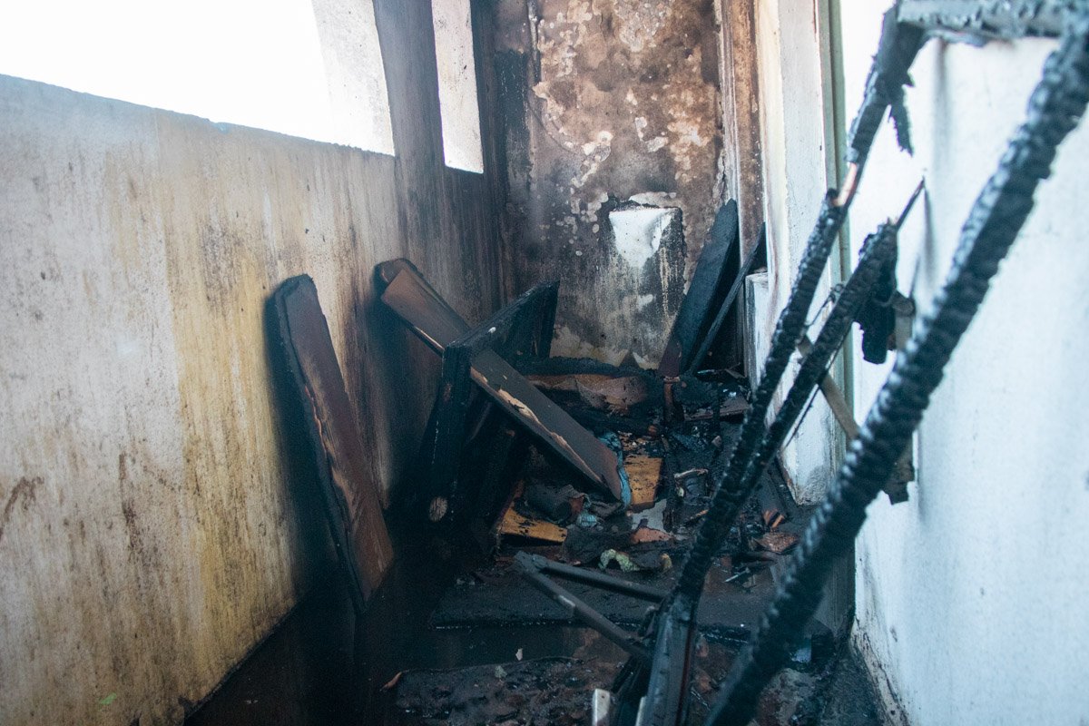 Огонь уничтожил все имущество, которое находились в общем балконе