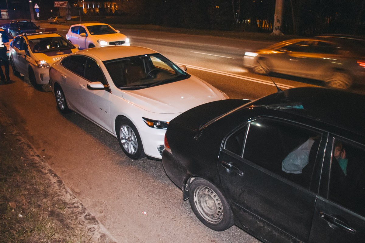 В Киеве на Броварском проспекте вблизи станции метро "Гидропарк" произошло ДТП