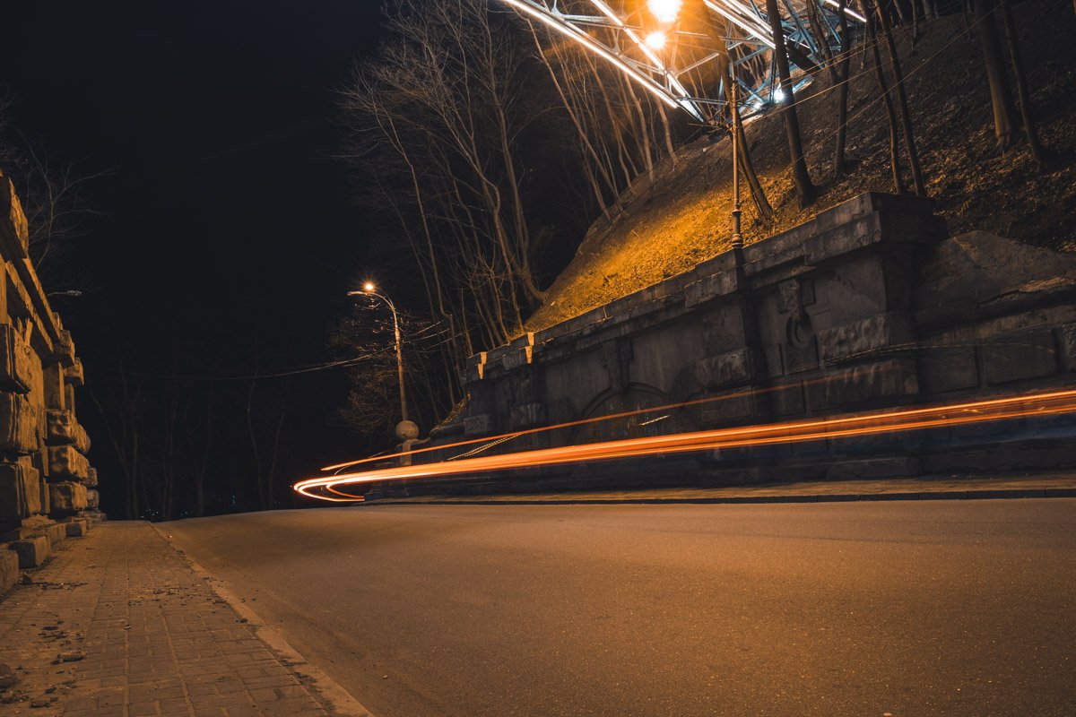 Парковая дорога под покровом ночи обретает свою особенную романтичность и магию 