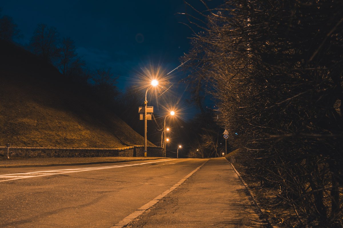 Пустынные дороги так и зовут на ночную прогулку, когда город мирно спит и не тревожит никого суетой 