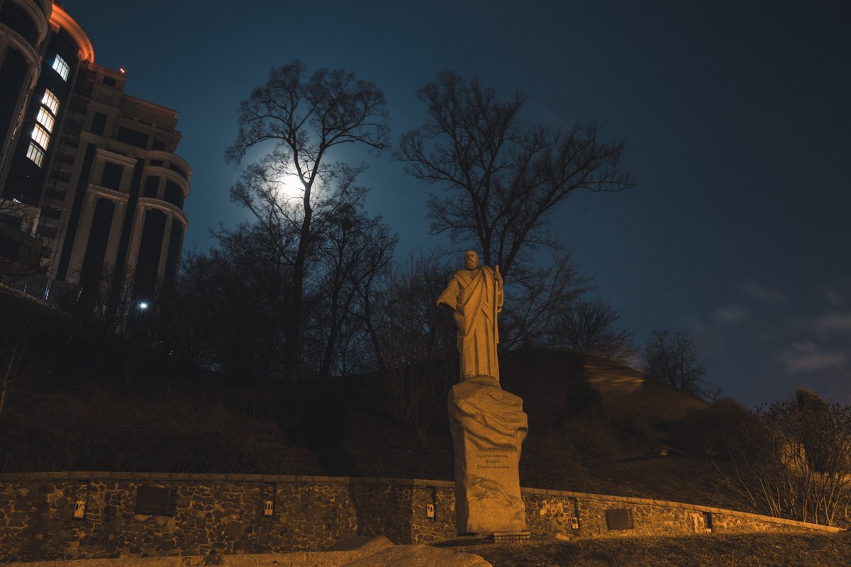Памятник Андрею Первозванному охраняет ночной сон Киева 