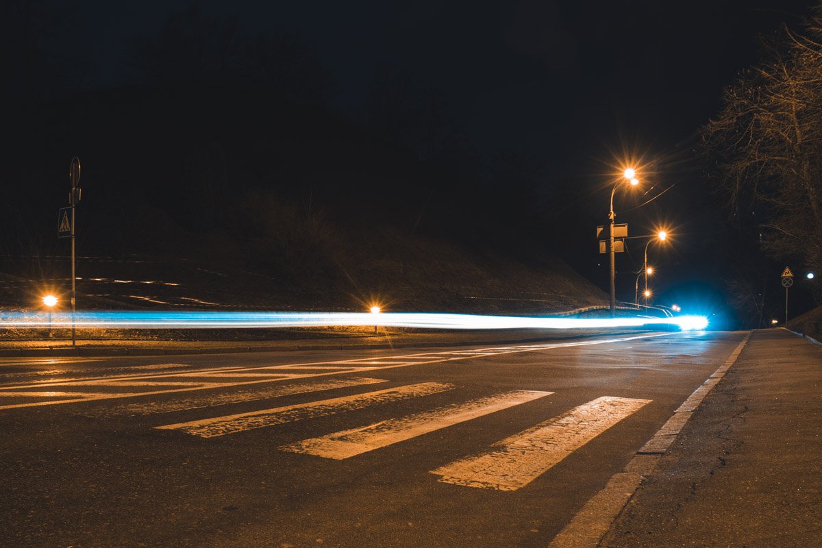 Даже ночью некоторые куда-то спешат, забывая оглянуться на окружающую нас красоту