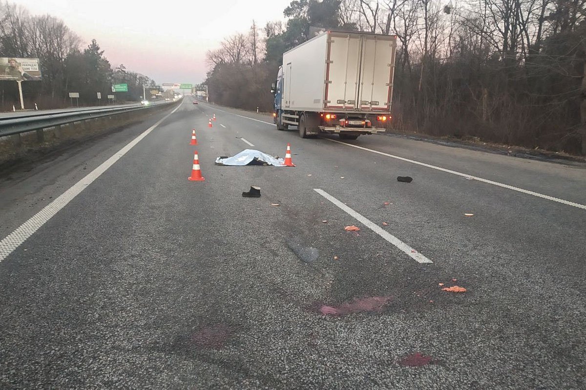 Под Киевом на Житомирской трассе, между населенными пунктами Мила и Мрия, произошло смертельное ДТП Под Киевом на Житомирской трассе, между населенными пунктами Мила и Мрия, произошло смертельное ДТП