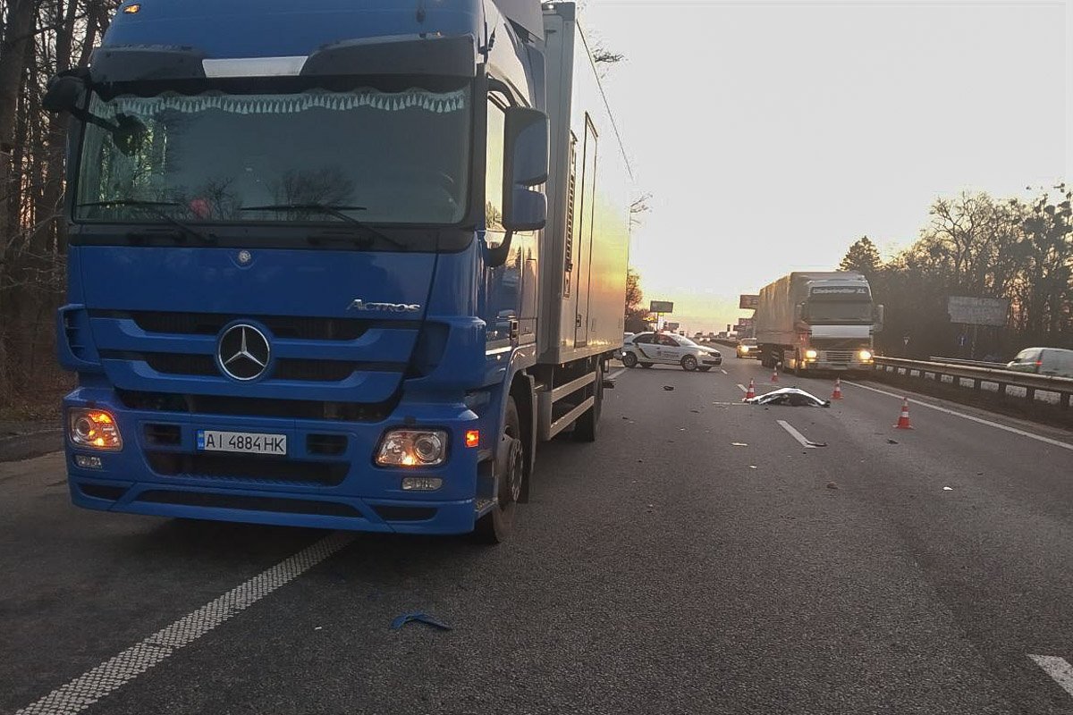 Сначала женщину-пешехода сбил грузовик Mercedes Сначала женщину-пешехода сбил грузовик Mercedes