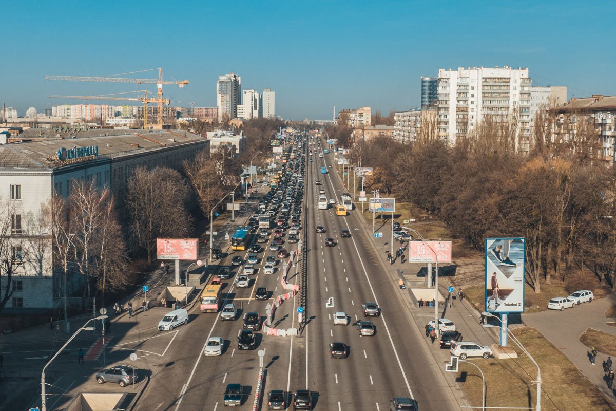 Однако крупная пробка растянулась от станции метро "Житомирская" до улицы Гарматной