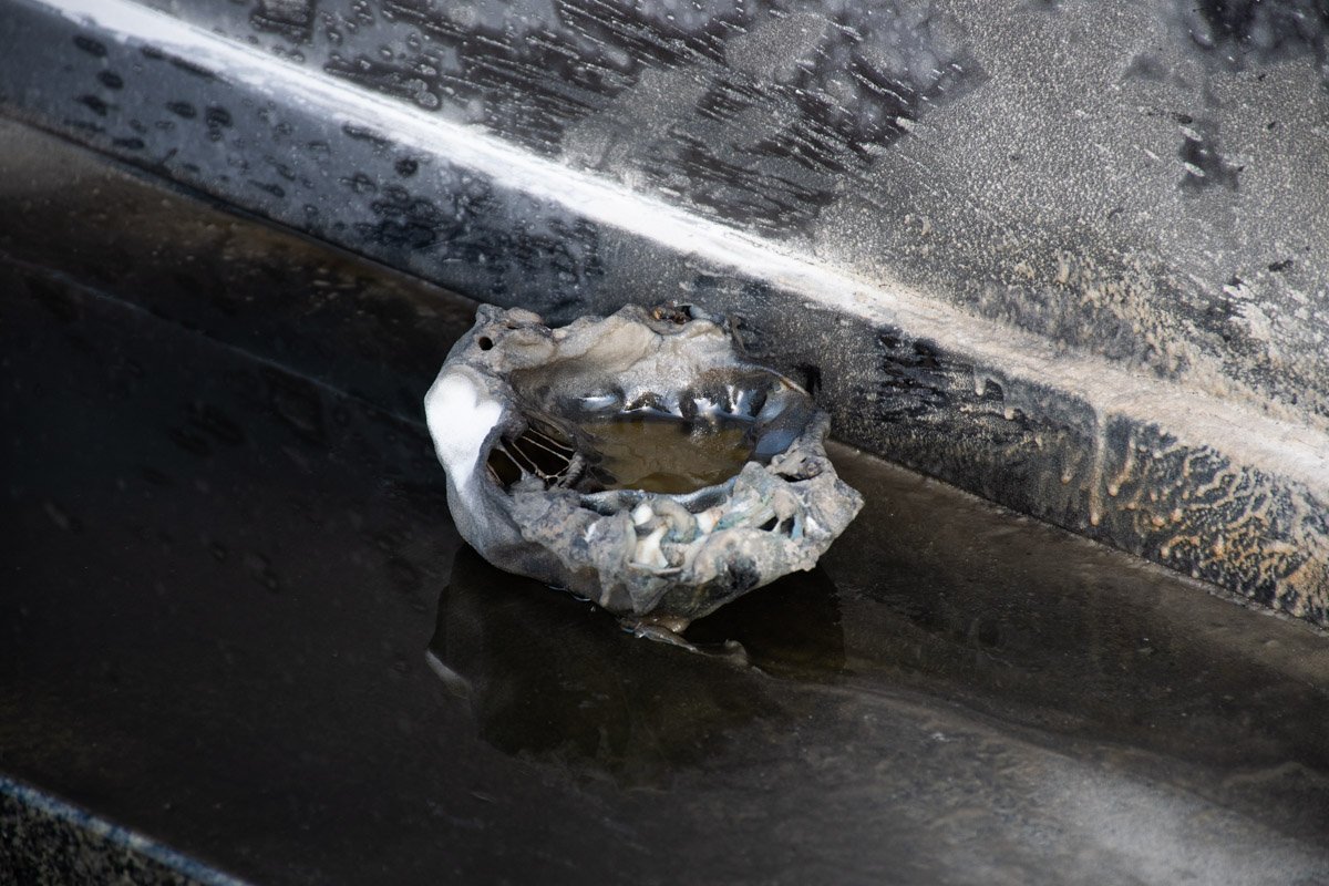 В витрину магазина Roshen, что на Крещатике, 29 возле Бессарабской площади бросили взрыв-пакет