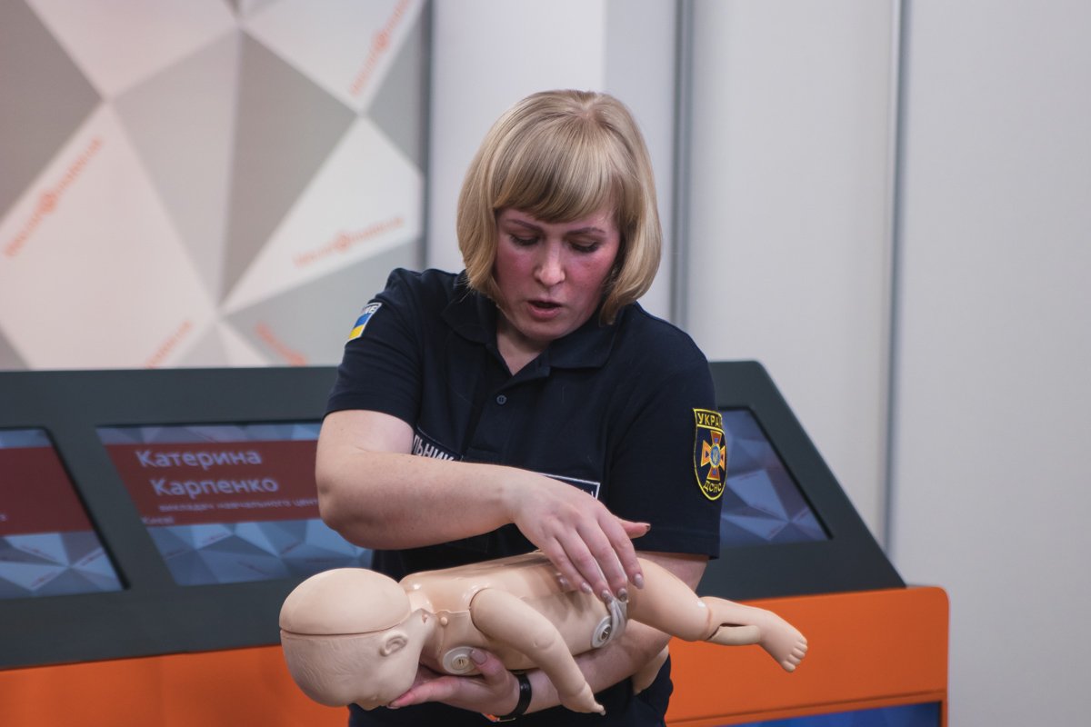 Екатерина Карпенко показывает, как спасти жизнь младенцу, если его дыхательные пути чем-то закрыты