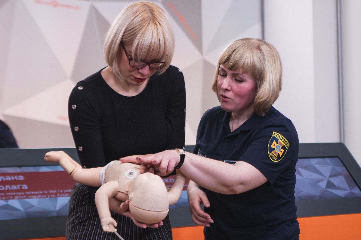 В ходе пресс-конференции журналисты могли попрактиковаться в оказании первой медицинской помощи