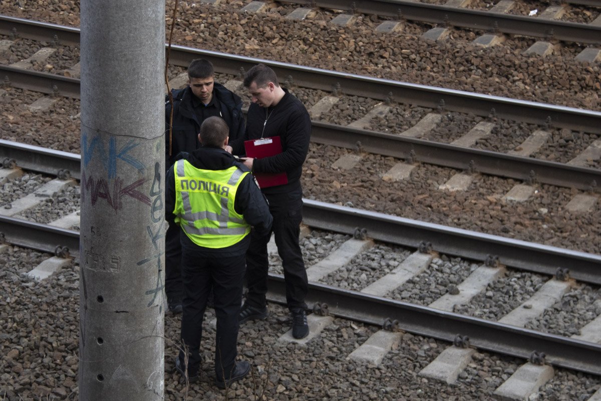 18 марта в Киеве недалеко от станции "Караваевы Дачи" обнаружили труп мужчины