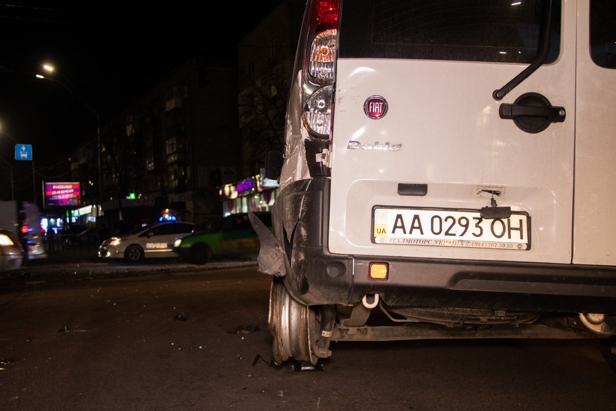  Chevrolet Aveo сначала протаранил Fiat Doblo