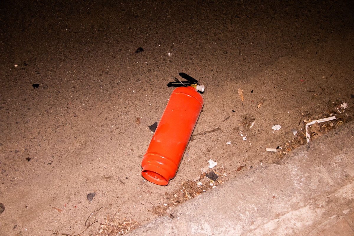 После столкновения очевидцы задули огнетушителями дымившийся Chevrolet