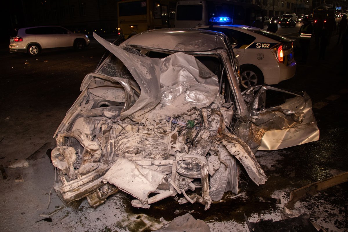 Водителя автомобиля в тяжелом состоянии вырезали спасатели