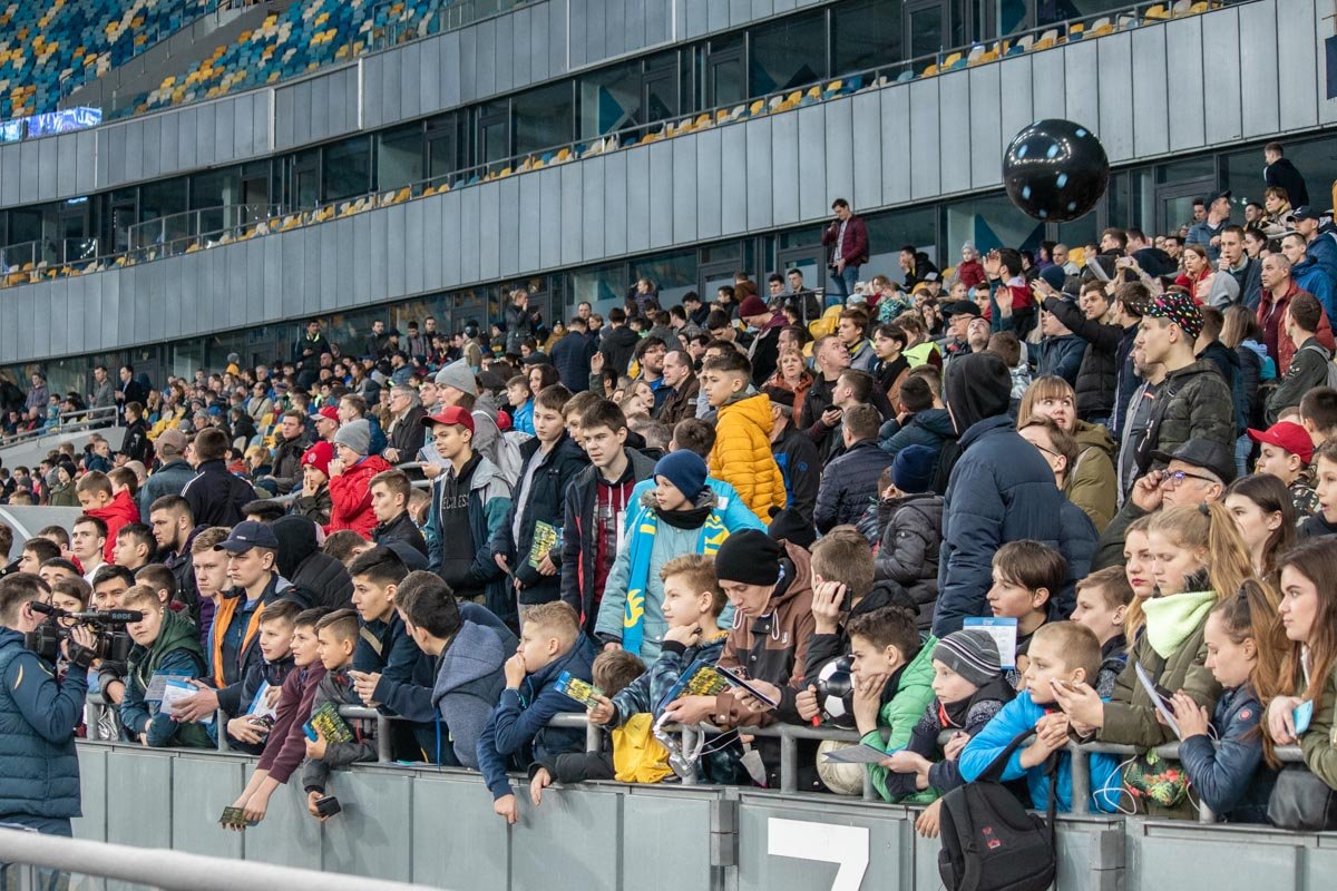 Посмотреть на первый сбор национальной команды собрались многочисленные болельщики Посмотреть на первый сбор национальной команды собрались многочисленные болельщики