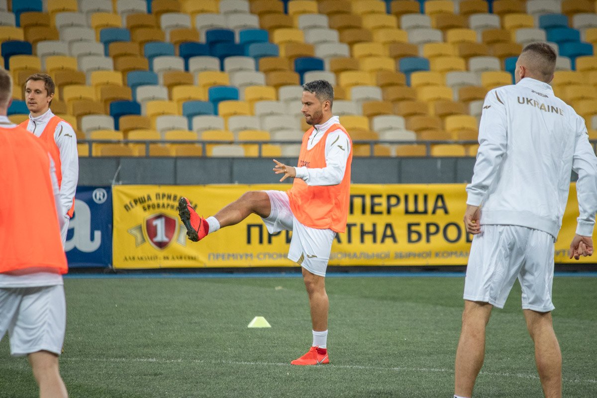 Натурализованный бразилец Марлос разминается и, возможно, готовится к появлению в сборной еще одного бразильца - форварда "Шахтера" Мораеса Натурализованный бразилец Марлос разминается и, возможно, готовится к появлению в сборной еще одного бразильца - форварда "Шахтера" Мораеса