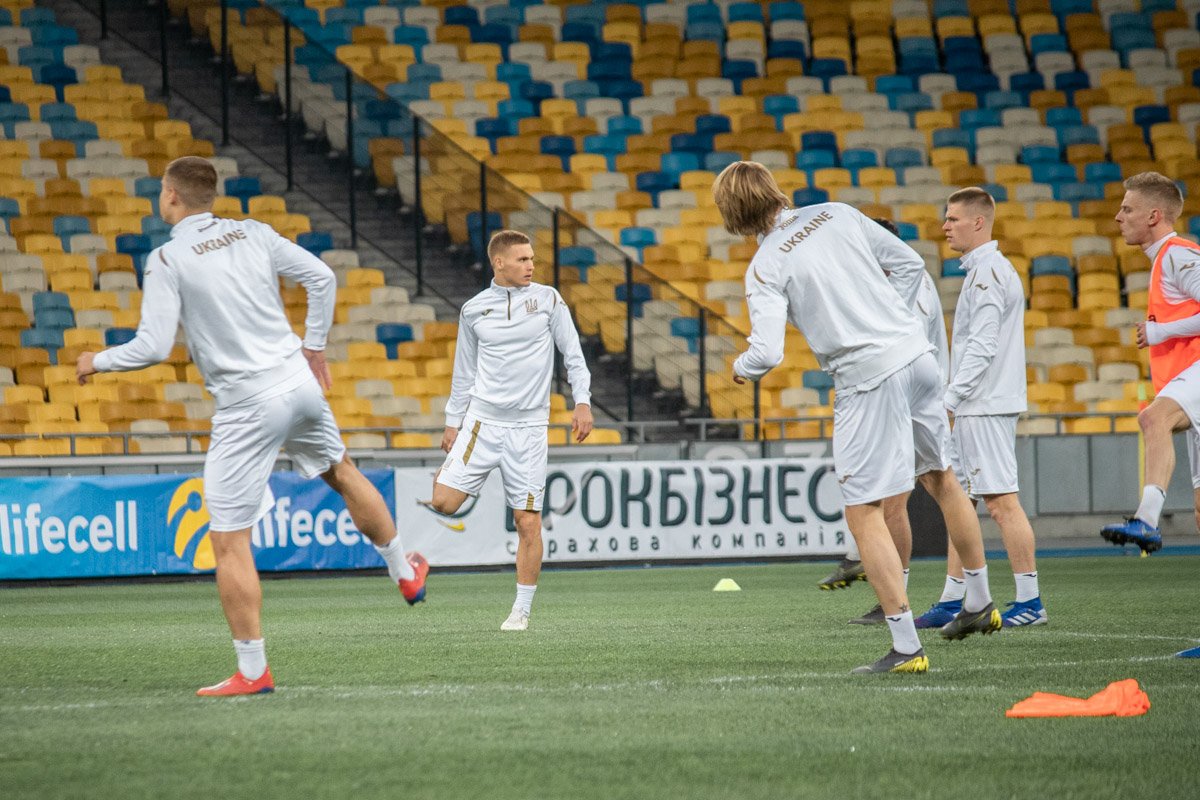 Команда в центре поля приступила к разминке Команда в центре поля приступила к разминке