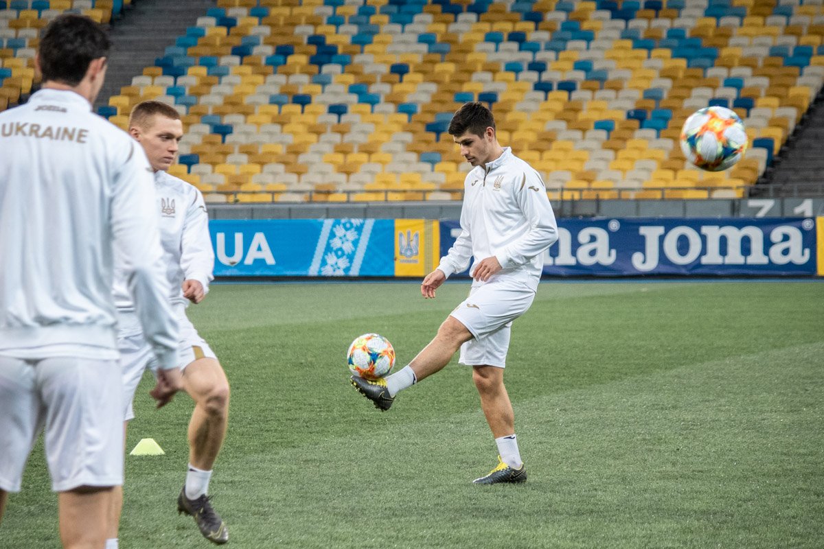 Руслан Малиновский взглядом (и отличной техникой) покоряет мяч Руслан Малиновский взглядом (и отличной техникой) покоряет мяч