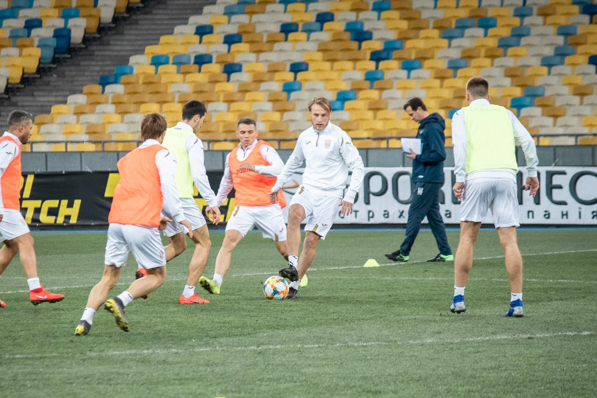 Роман Безус, окрыленный долгожданным вызовом в сборную, продвигает мяч на дриблинге Роман Безус, окрыленный долгожданным вызовом в сборную, продвигает мяч на дриблинге