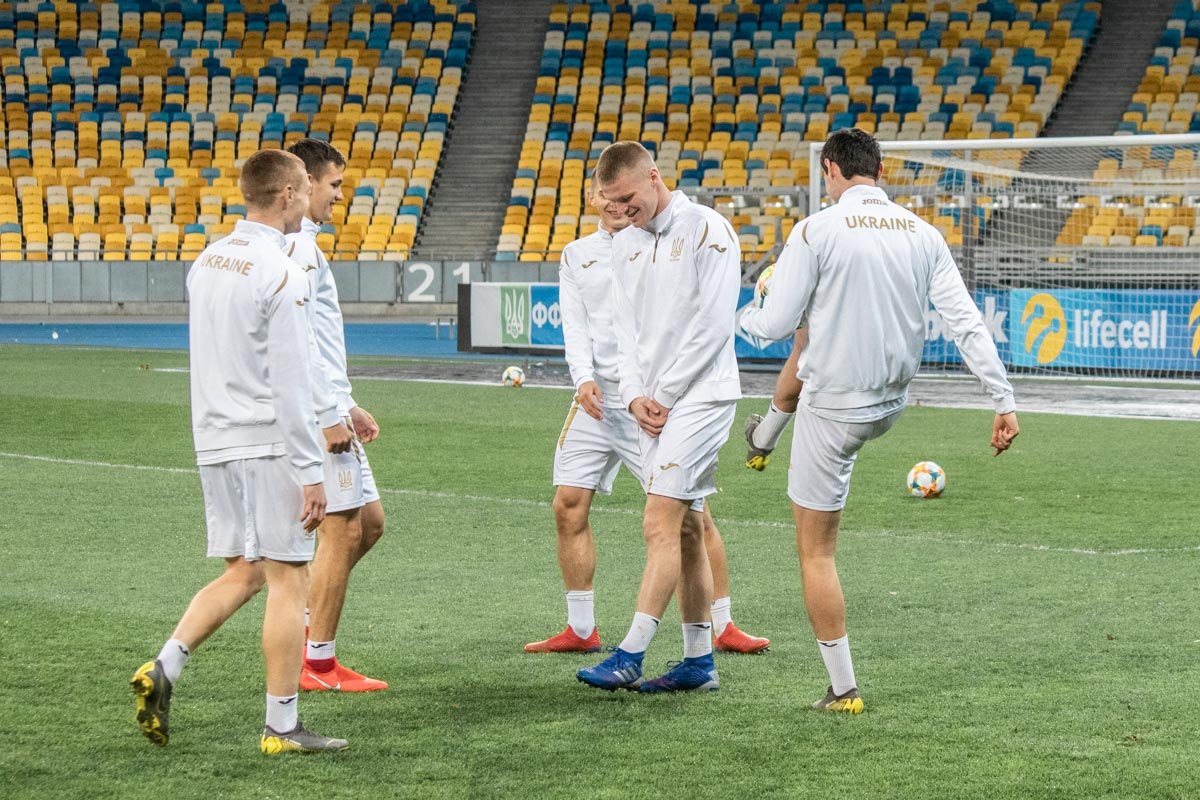 Игроки "Динамо", которые накануне отыграли непростой матч с "Олимпиком", почти всю тренировку занимались отдельно. Но неудачную игру все равно нужно наказывать Игроки "Динамо", которые накануне отыграли непростой матч с "Олимпиком", почти всю тренировку занимались отдельно. Но неудачную игру все равно нужно наказывать